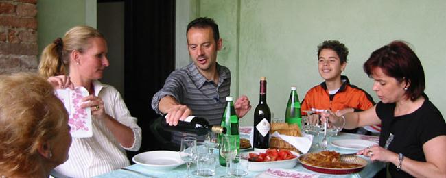 Gli Italiani e la crisi: il 44% pranza a casa da genitori o parenti