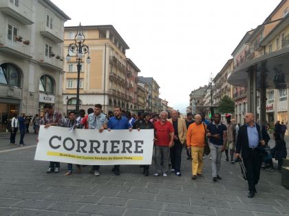 Avellino, in tanti al Corso Vittorio Emanuele per partecipare a “La Marcia delle donne e degli uomini scalzi”