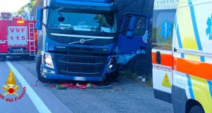 Lioni, camion carico di angurie sbanda e finisce contro un muro: ferito il conducente
