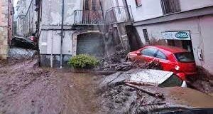 Monteforte Irpino, la furia del maltempo: un fiume di fango e detriti ha inondato case e spazzato via le auto
