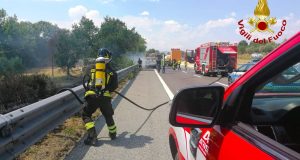 Mirabella Eclano, incendio ad un furgone in transito sull’autostrada A16: fiamme anche alla confinante vegetazione