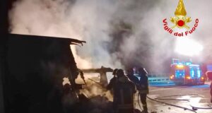 Monteforte Irpino, in fiamme furgone in transito sulla A16: solo spavento per l’autista