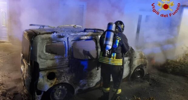 Ariano Irpino e Mercogliano incendio ad un’auto in sosta e ad un camion in transito: decisivo l’intervento dei Vigili del Fuoco