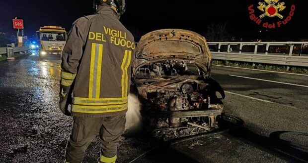 Mugnano del Cardinale, auto in transito a fuoco sulla A16: solo un grande spavento per il giovane conducente
