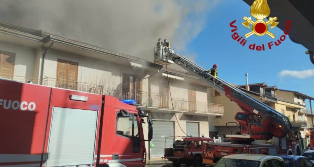 Montella, in fiamme due abitazioni: in salvo le famiglie residenti